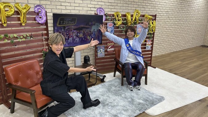 【写真・画像】仲村宗悟38歳を森久保祥太郎がお祝い!170万円ギターと8000円ピックに大興奮『声優と夜あそび』 1枚目