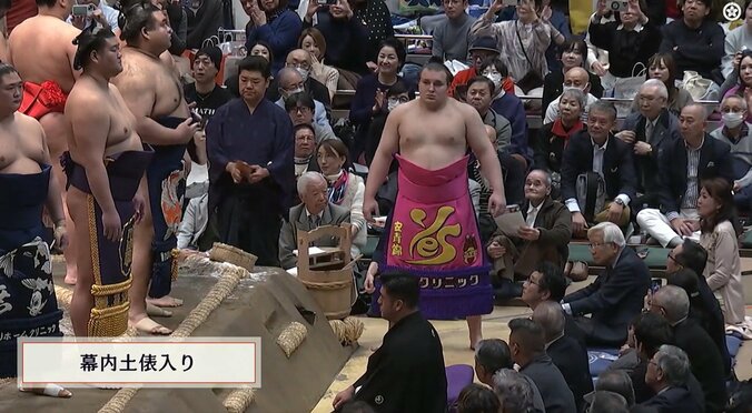 「YES」の文字が印象的