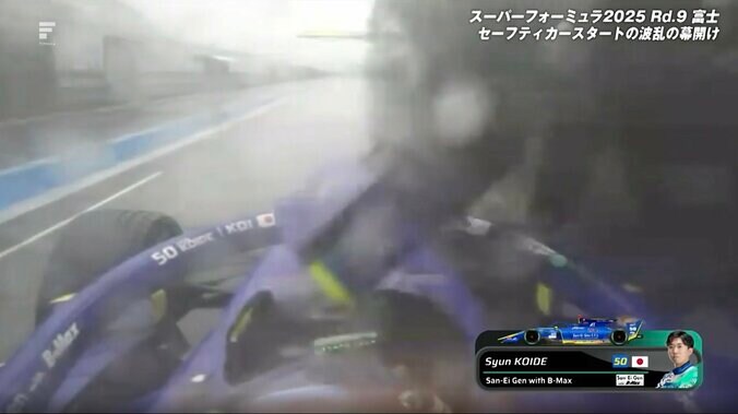 雨のレース…信じ難いミスに「マジでどないやねん」 突如ピットイン→“付けっぱなしの”とんでもない事態へドライバーも怒り 3枚目