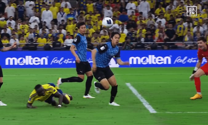 川崎DFがマネ撃退！“神カバーリング”にネット衝撃「すごい対応」「A代表呼ばれるな」「世界の佐々木旭」大ピンチで敵２人を吹っ飛ばした瞬間 4枚目