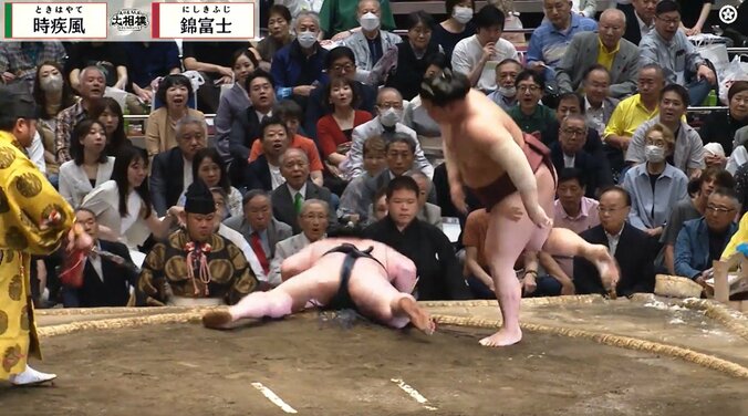 「本物だ」「さすがの貫禄」大相撲千秋楽、親方の背後に“大物政治家”が鎮座「また同じ色(笑)」驚きの声 3枚目