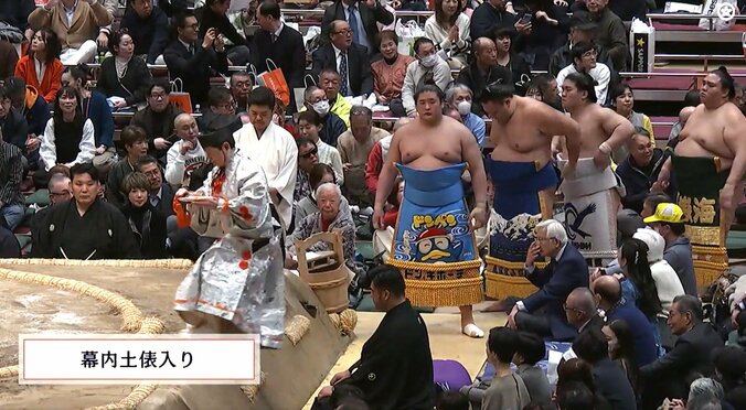 向正面、西の花道よりにモデルの黒田知永子（64）さんと、作家で“ハコちゃん”の愛称で親しまれる岩下尚史（64）さん