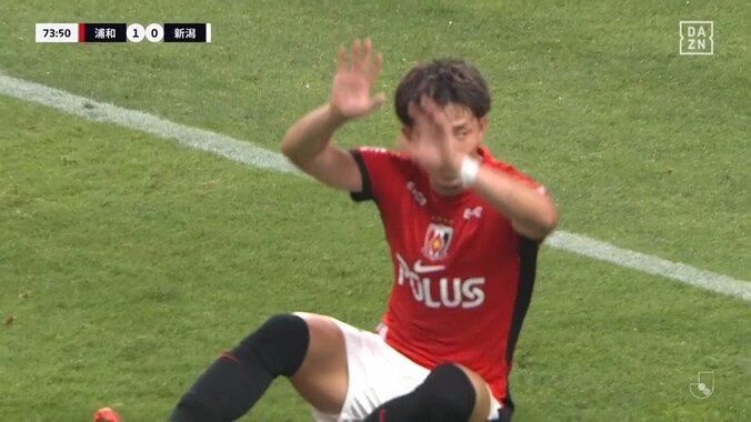 「審判よくみてたな」浦和DFの際ど過ぎる“ハンド未遂”が話題に「うまくすり抜けたんか？」「ちょうど間を…」元日本代表も笑った“超絶かわし”の瞬間 3枚目