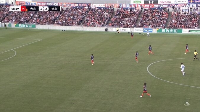 ファン物議！「あれはいらないプレー」「謝ってたやん」蹴り出したボールが観客を直撃するアクシデントに「カードの対象になるべき」選手謝罪もスタジアムは大ブーイング 5枚目