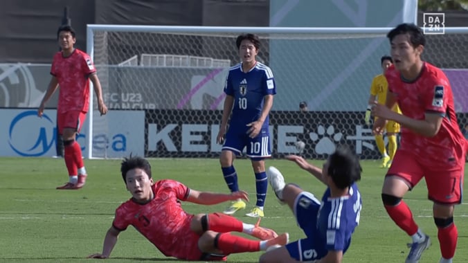 「韓国寄りの中東の笛か」日本代表MF、韓国MFの“足裏タックル”で悶絶…「あぶな」「カード出ないんかよ」まさかの判定にファン騒然【U23アジアカップ】 4枚目