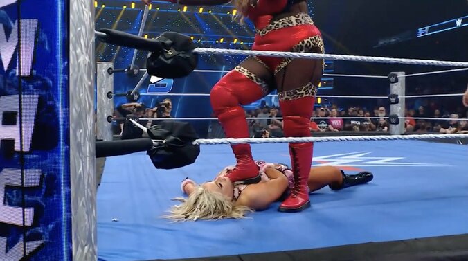 ナイアに踏みつけられるティファニー