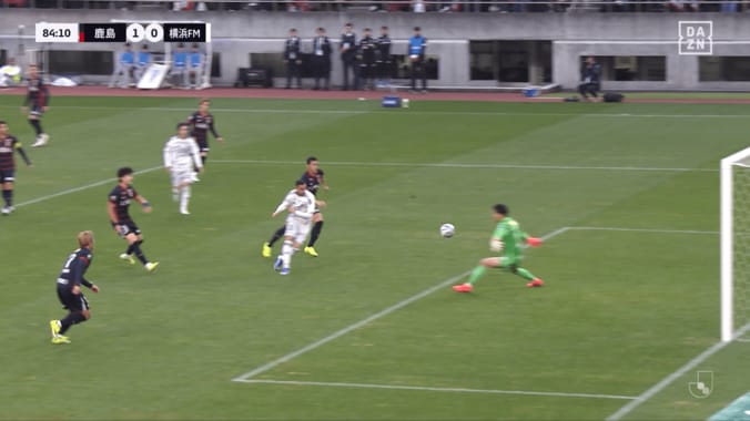 「気持ち悪い（褒め言葉）」鹿島GKの“神業セーブ”にファンどん引き！「人間辞めてる…」早川友基が昨季MVPの実力を証明「もう笑うしかないぜ」 4枚目