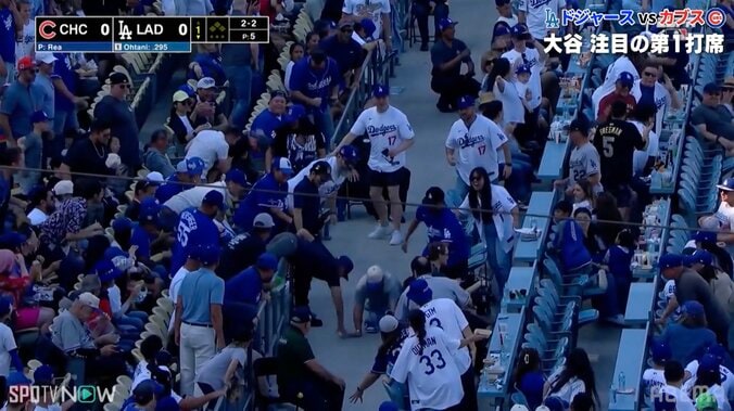 【写真・画像】ドジャースの得点シーンで“大谷ファン”が狂喜乱舞！ ノリノリダンスの観客席に中継も思わずツッコミ「クラブみたいですね」　1枚目