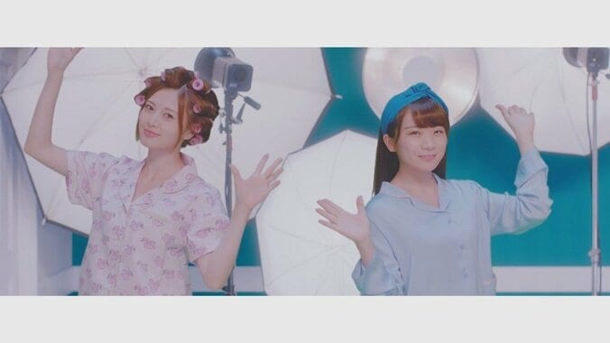 “実際には仲が良い”秋元真夏と白石麻衣のMV『まあいいか？』が公開 1枚目