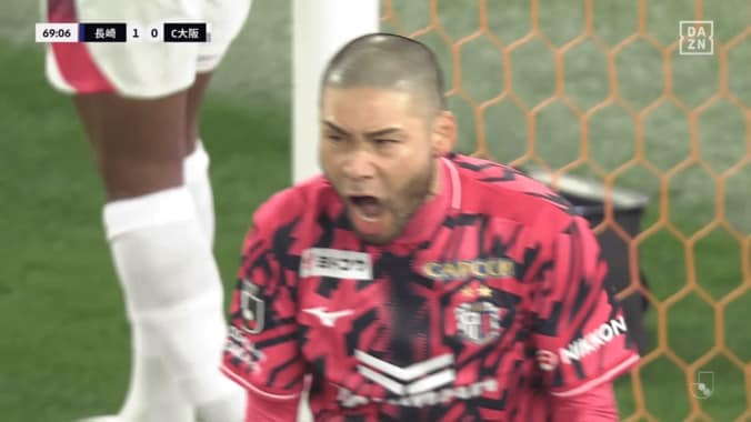 【写真・画像】元日本代表DFが「もうGKなんよ」仰天の“神クリア”にSNS騒然！「月間ベストセーブ級やw」三浦弦太がG大阪を救った瞬間　1枚目