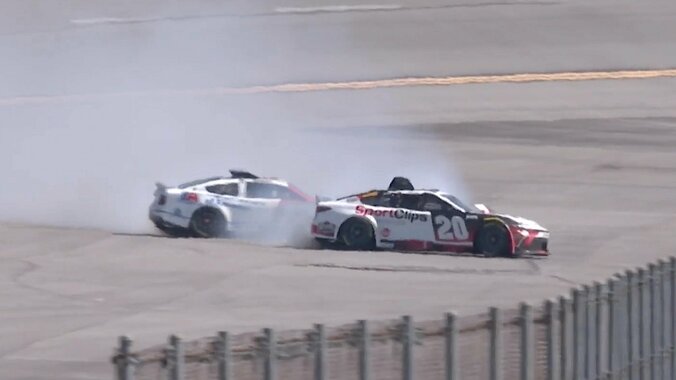 【写真・画像】全米人気レースでラップリーダーが押されて大クラッシュ！ 「せっかく逃げてたのにー！」解説者も思わず絶叫　1枚目