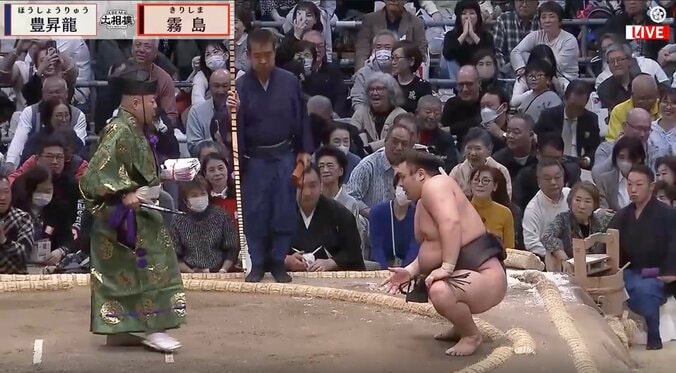 霧島、豊昇龍撃破で「懸賞いっぱい」の圧巻光景　横綱は今場所4位の123本…館内喝采の中、勝利を物語る“分厚い束”に驚き 2枚目