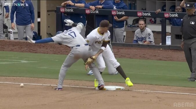 両手を上げる大谷