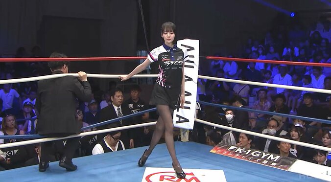 「この美人は誰？」ラウンドガールにまさかの人物 異色のラウガ姿が話題 「足なが！！」貴重な姿に反響相次ぐ 2枚目