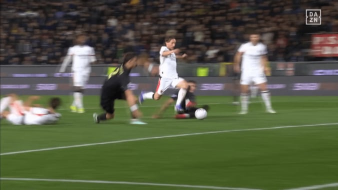 「50歳まで戦える」40歳モドリッチ、“魔法のアウトサイド弾”に世界騒然！「成熟したワイン」超絶チップキックで決勝点「レアルは後悔してるはず」 4枚目