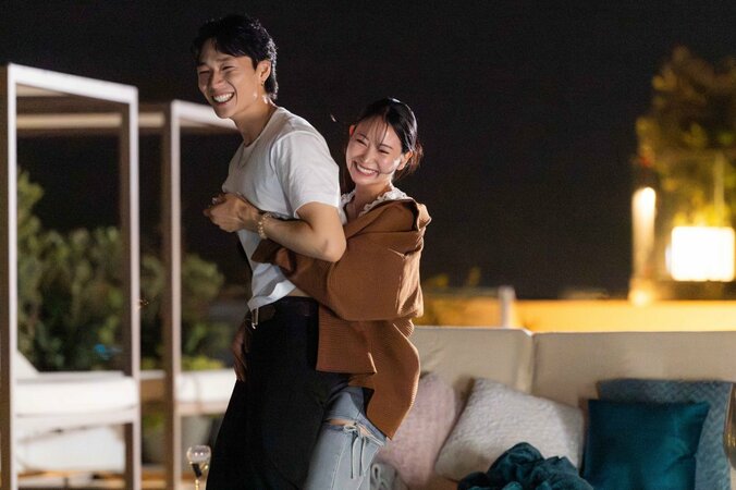 元AKB48、夜プールで音漏れる濃厚キス…水中カメラが抑えた過激映像に「うわうわうわ！」 5枚目