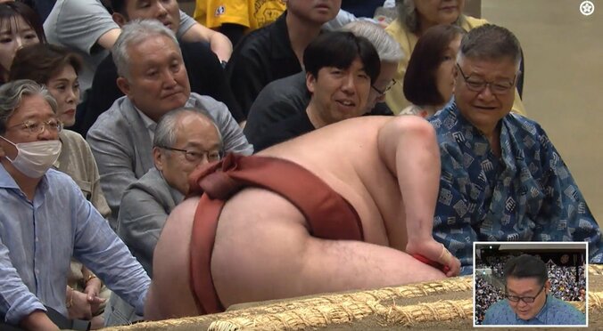 「え、いるやん」熱海富士の間近に“やたら気になる”男性の姿 落ち着かない様子に「めっちゃ嬉しそう」「ファンなのかな」ネットざわざわ 2枚目