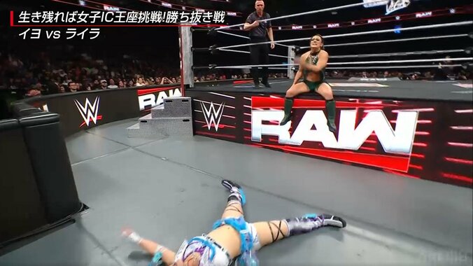 日本人女子レスラー、場外で吹っ飛んで大開脚 「凄い受け」「プロレス脳が違う」驚きと称賛 4枚目