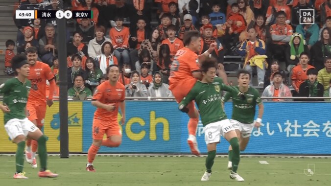 「カード相当」肘が後頸部に直撃…「ジャンピングニードロップは駄目」エスパルスMFとヴェルディMFの危険な接触にファン騒然 3枚目