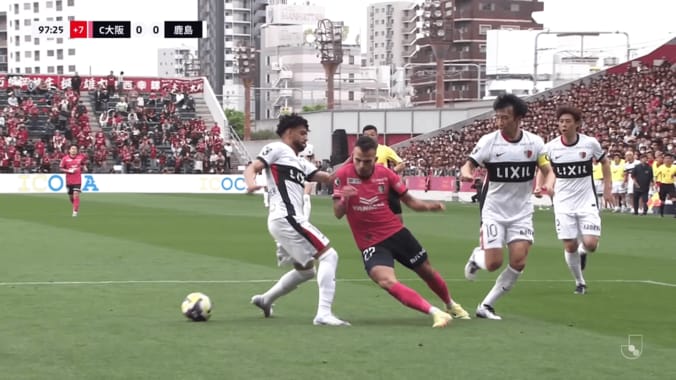 「何そのドリブルw」セレッソMFの“ノールック股抜き突破”が脚光！「スーパーすぎる」「キレッキレやな」「ルーカスうま」PK獲得の決定的瞬間 4枚目
