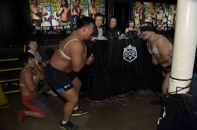 「経験の差」でブラを取る！目隠し乳隠しデスマッチ　HARASHIMA、紙一重の勝利！ 3枚目