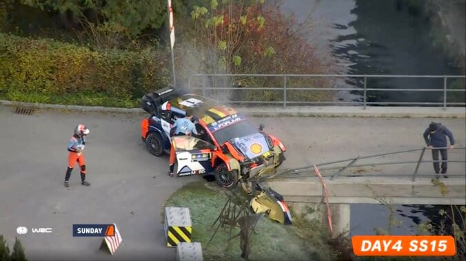 【写真・画像】橋の欄干へ直撃も「OKって」 世界最速ラリーでSS中止の大事故→直後の光景に騒然「がっつり当たってる」　1枚目