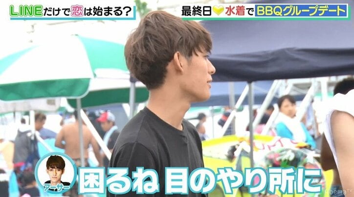 LINEで知り合ったグラマラスな女子高生たちの大胆な水着姿に、男子たち動揺「目のやり所に困る…」