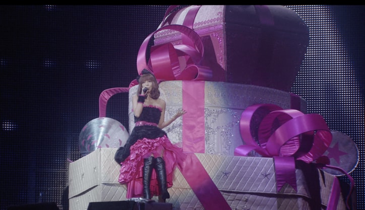 安室奈美恵ファッション総選挙ランキング発表、キャリア25年で最も愛された作品1位は？