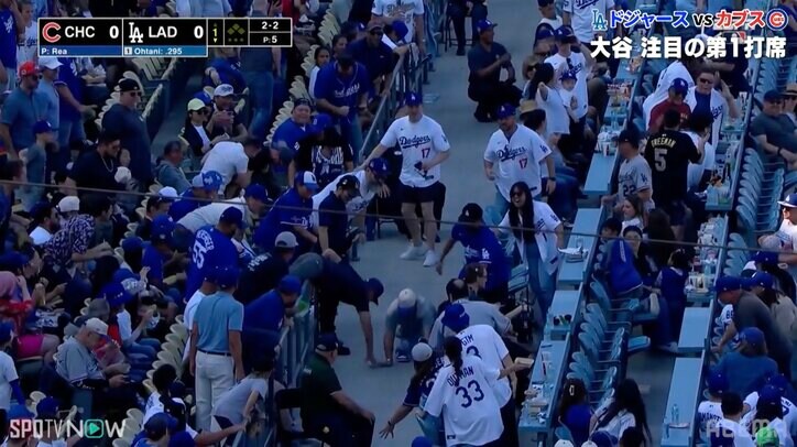 【写真・画像】ドジャースの得点シーンで“大谷ファン”が狂喜乱舞！ ノリノリダンスの観客席に中継も思わずツッコミ「クラブみたいですね」　1枚目