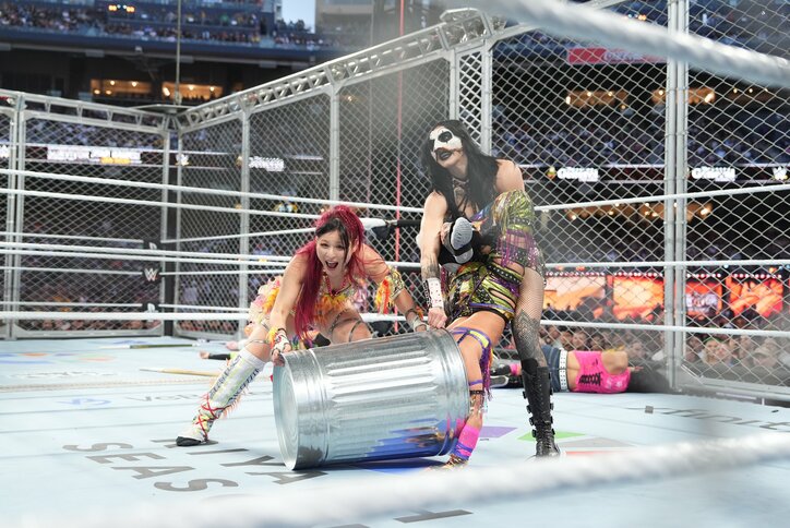 【映像】日本人女子をドラム缶ごと“ぐしゃっ”強烈ドロップキック