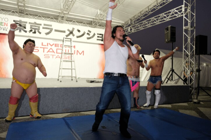 平日の屋外で尻出し、号泣...ちびっ子大喜び！DDT、今年も東京ラーメンショーで激闘