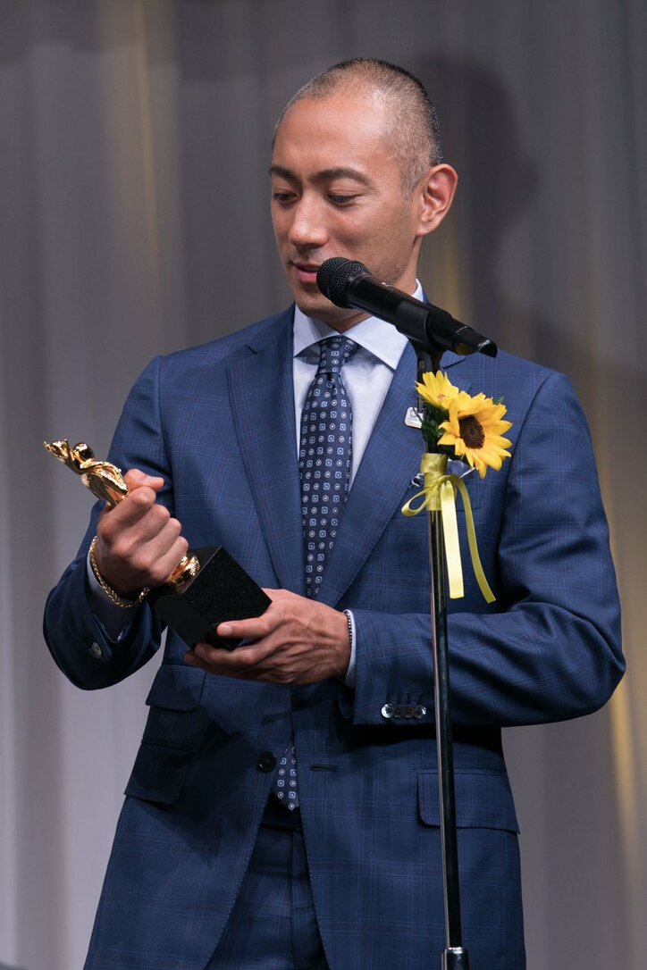 麻央から祝福も!ベスト・ファーザーに選ばれた市川海老蔵、肩車をするデザインのトロフィーに喜び