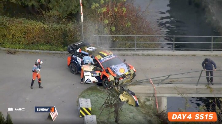 【写真・画像】橋の欄干へ直撃も「OKって」 世界最速ラリーでSS中止の大事故→直後の光景に騒然「がっつり当たってる」　1枚目