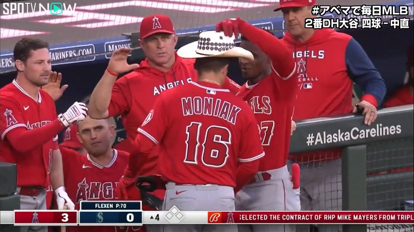 大谷翔平 同僚のhr直後にベンチで笑顔 奇抜ファッションに反響 マスコットみたい 赤ずきんがいる Abema Times Goo ニュース