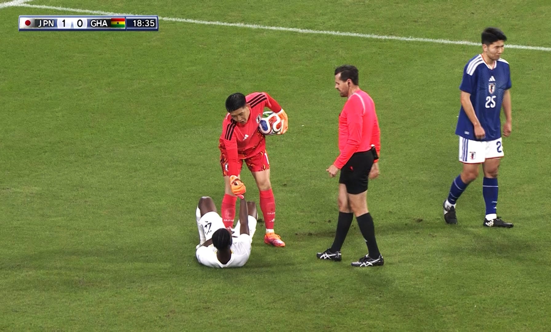 スレマナに手を貸す早川友基