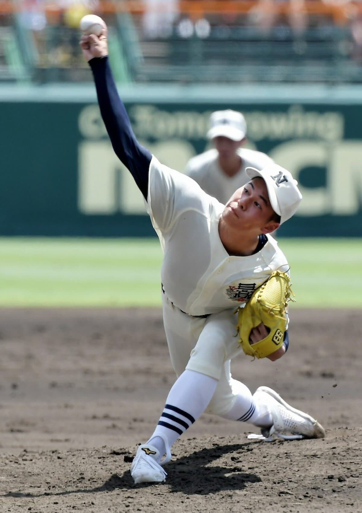 斎藤佑樹氏が大絶賛！「ボールがホップする」 身体を横に倒して真上