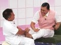 「おいっ!」オードリー春日、足ツボ師に連続パンチの大暴れ!激痛反撃を食らい“見たことない格闘技”に発展