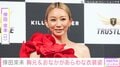 “服着てない!?”衝撃の衣装姿が話題・倖田來未(43)、胸元&おなかがあらわな姿に「セクシービューティー」「最高すぎます」と反響