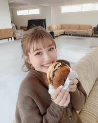 「ハンバーガーが大きく見える」「可愛い」生見愛瑠のキュートなオフショットに反響