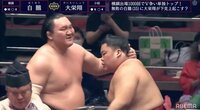 白鵬、初黒星に苦笑い