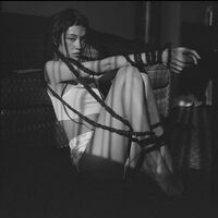 水原希子、美脚あらわ＆髪の毛が手足に絡まるモノクロショットに反響「なにしてもかっこいい」