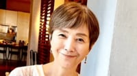 真田広之(64)の元妻・手塚理美(63) 俳優の次男との2ショットに反響「理美さんにもご主人様にも似てますね」「目元とお口そっくり!」