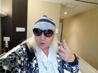 脳動脈瘤の手術から活動再開したDJ KOO、術後約10日目の写真公開「病室にこんな人居たらいかついですよね」