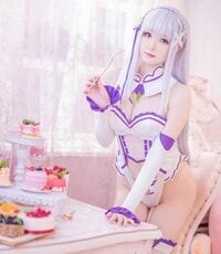 台湾の人気コスプレイヤー・霜月、「リゼロ」エミリアに扮した甘々ショットにハートマーク殺到