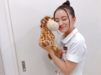 岡田結実、“キリンくん”のほっぺにチュー　キュートな看護師姿を披露