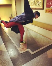 「可愛いんよやることが」「はあ！可愛い！すき！」伊藤健太郎、トリックアートで無邪気に遊ぶ姿ファン胸キュン