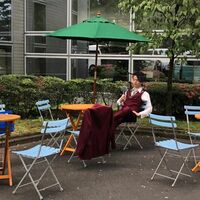 中村倫也、ドラマ撮影休憩中のお茶目なオフショットが「かわいすぎ」「シールド越しでもオシャレ」と話題