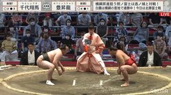 早く始めなさい！行司の「手をついて、手をついて」がだんだん怖くなる珍シーンが誕生