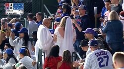 鈴木誠也の背後で観客が結婚式挙げる“珍光景” カブスファンの大胆ウェディングシーンに「え！」 スタンドは試合そっちのけで愛を誓う2人を祝福