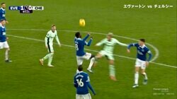 退場だろ！無謀な危険タックルに批判殺到 血気盛んなチェルシーFWの“若い”プレーに解説も苦言「ボールを見ないでいってる」